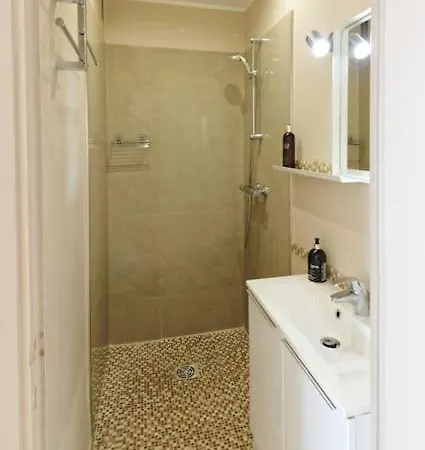 Cannes Magnifique Vue Mer, 2 Chambres, Grande Terrasse Et Parking *